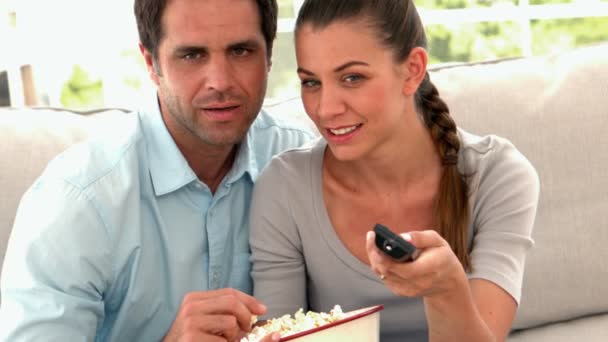 Pareja viendo algo impactante en la televisión — Vídeo de stock