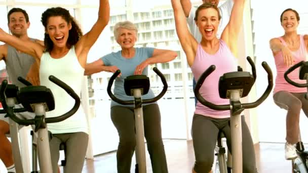 Happy spinning class cheering — Stock Video