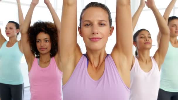 Clase de yoga en gimnasio — Vídeo de stock