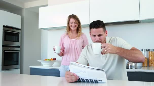 Couple souriant à la caméra le matin — Video