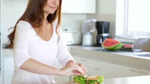 Hübsche Frau macht ein Sandwich — Stockvideo