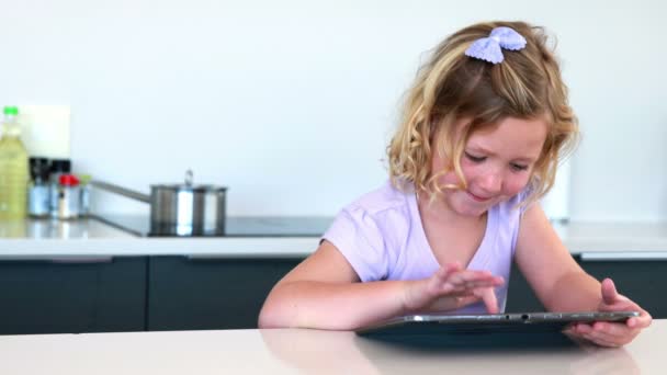 Petite fille utilisant une tablette numérique — Video