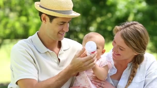 Padres con su bebé en el parque — Vídeos de Stock