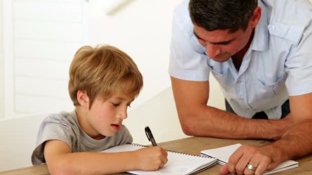 Pai ajudando seu filho com sua lição de casa — Vídeo de Stock
