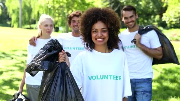 Voluntários felizes pegando lixo no parque — Vídeo de Stock