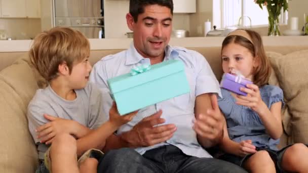 Lindos niños dando regalos a su padre — Vídeo de stock