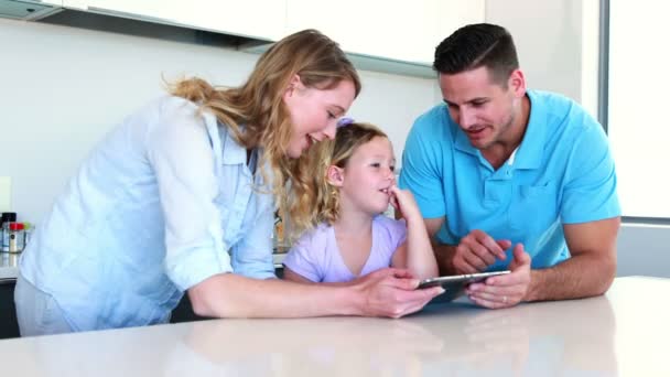 Девушка с помощью цифрового планшета со своими родителями — стоковое видео