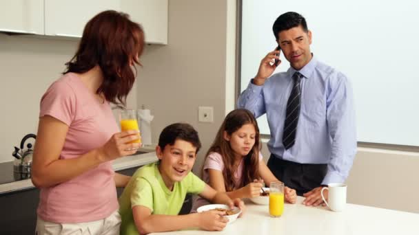 Lycklig familj på frukost innan far går till jobbet — Stockvideo