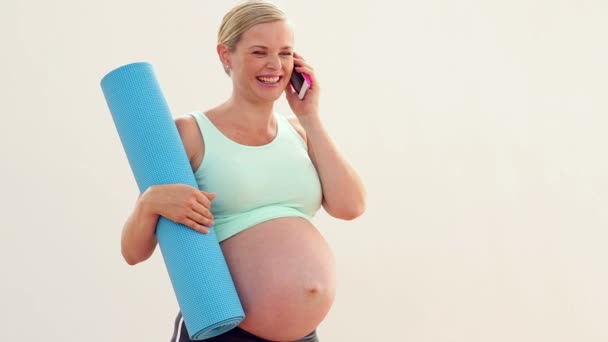 Zwangere blonde praten over de telefoon — Stockvideo
