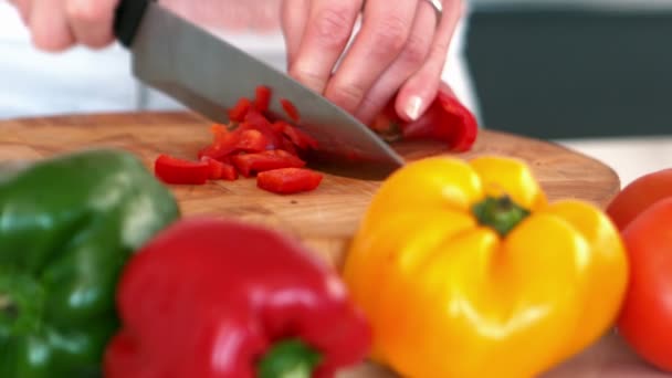 Mujer picando un pimiento rojo — Vídeos de Stock