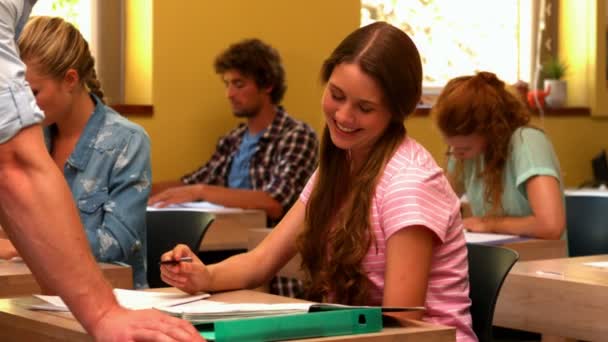 教室で教師によって助けられている幸せな学生 — ストック動画