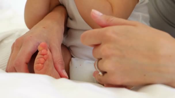 Mother touching her baby daughters toes — Stock Video