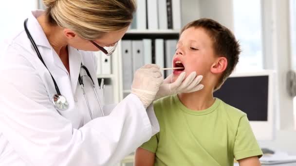 Doctor checking little boys tonsils — Stock Video