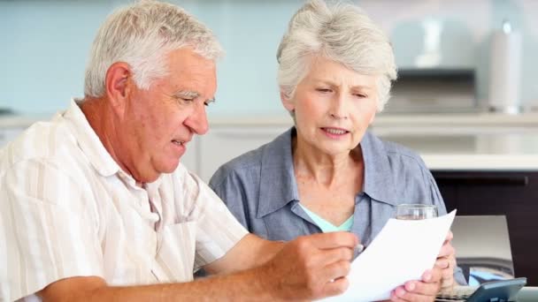 Seniorenpaar bezahlt seine Rechnungen — Stockvideo