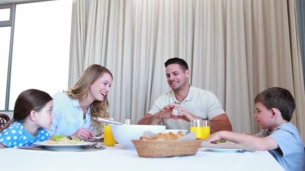 Família conversando na mesa de jantar — Vídeo de Stock