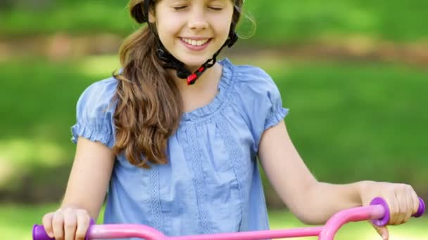 Κοριτσάκι σε ένα ροζ ποδήλατο — Αρχείο Βίντεο