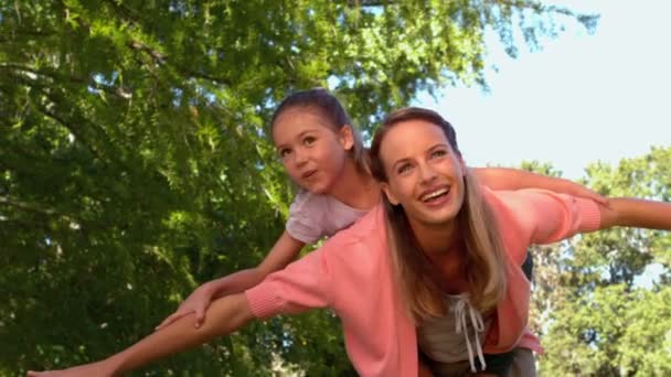 Mutter und Tochter spielen im Park — Stockvideo