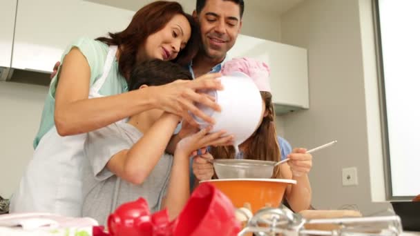 Eltern backen mit ihren Kindern — Stockvideo