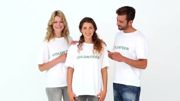 Equipo de voluntarios sonriendo a la cámara — Vídeos de Stock