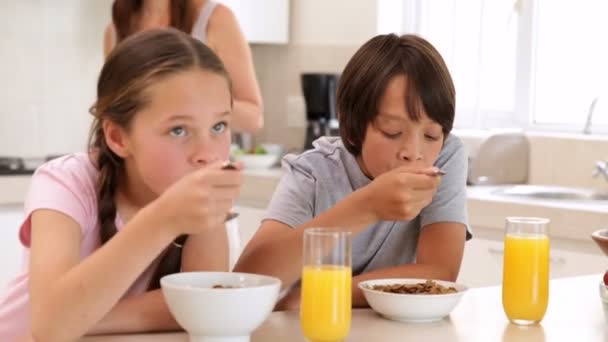 Irmão e irmã comendo cereais juntos — Vídeo de Stock