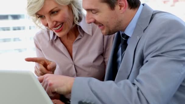 Pessoas de negócios trabalhando juntas no laptop — Vídeo de Stock