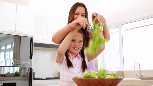 Mãe mostrando sua filha como jogar uma salada — Vídeo de Stock