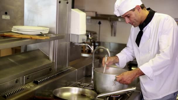 Beau chef remuant un grand pot — Video