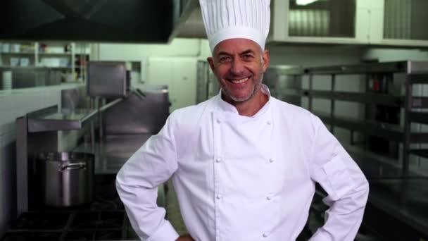 Chefe de cozinha com as mãos nos quadris — Vídeo de Stock