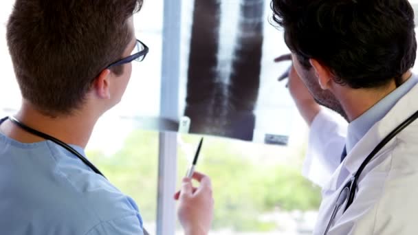 Équipe médicale debout et regardant les rayons X — Video