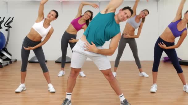 Aerobic-Kurs Stretching unter der Leitung eines Instruktors — Stockvideo