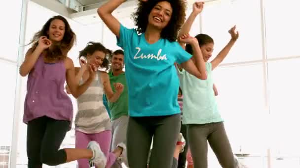 Zumba klasse dansen in studio — Stockvideo