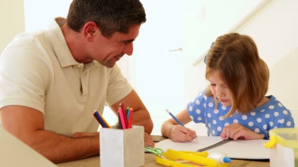 Отец и дочь рисуют вместе — стоковое видео