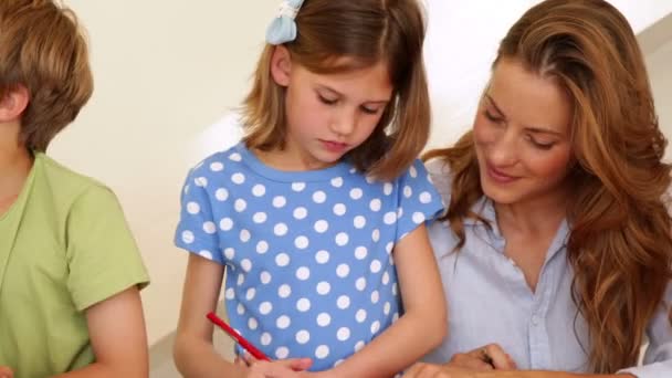 Lindos padres e hijos haciendo artes y manualidades juntos — Vídeo de stock