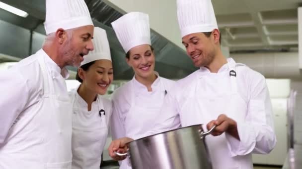 Chef mostrando aos colegas conteúdos de panela grande — Vídeo de Stock