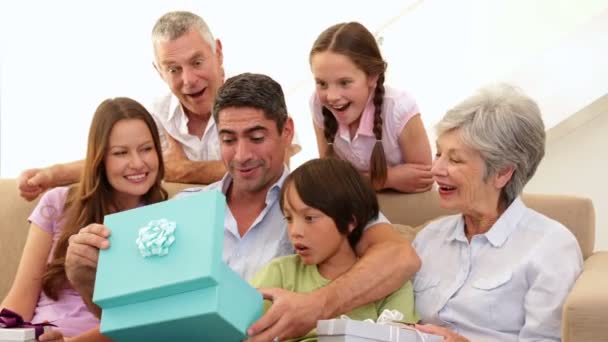 Familia extendida viendo a padre abrir su regalo — Vídeo de stock