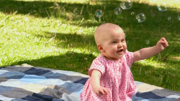Девочка играет с пузырьками — стоковое видео