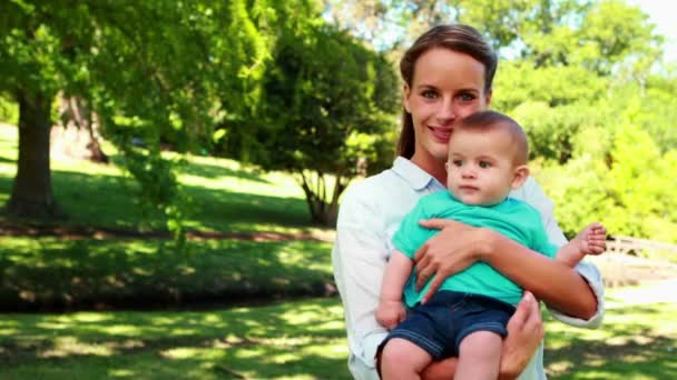 Feliz madre sosteniendo lindo bebé hijo — Vídeo de stock