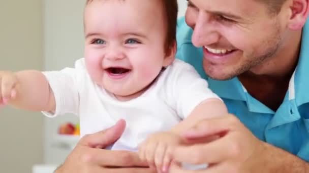 Vader kietelen zijn baby boy — Stockvideo