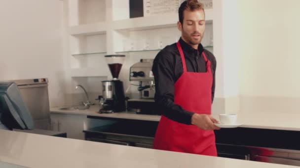 Barista sirviendo una taza de café a la cámara — Vídeos de Stock