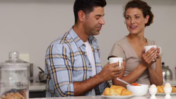 Pareja charlando y desayunando juntos — Vídeo de stock