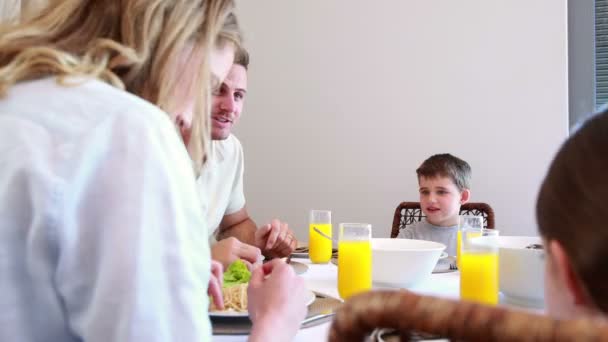 Junge Familie plaudert am Abendbrottisch — Stockvideo
