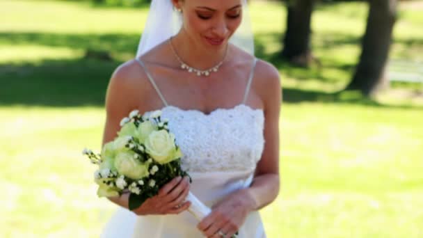 Улыбающаяся невеста идет к камере — стоковое видео