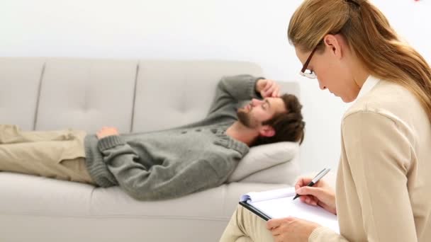 Homem deitado no sofá conversando com seu terapeuta — Vídeo de Stock
