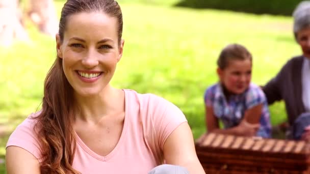 Drei Generationen von Frauen beim Picknick — Stockvideo