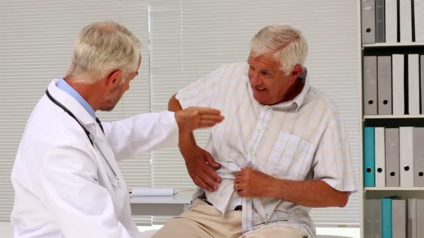 Doctor examining his senior patient — Stock Video