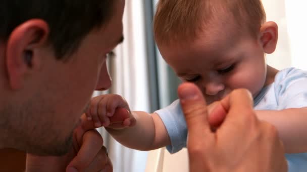 Bebé niño jugando padre — Vídeo de stock