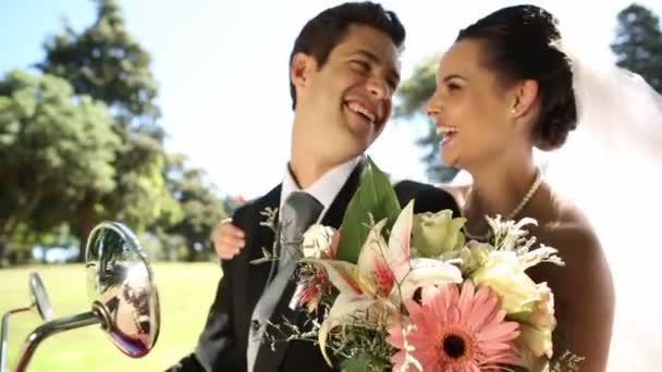 新婚夫妇骑在公园里的红色滑板 — 图库视频影像