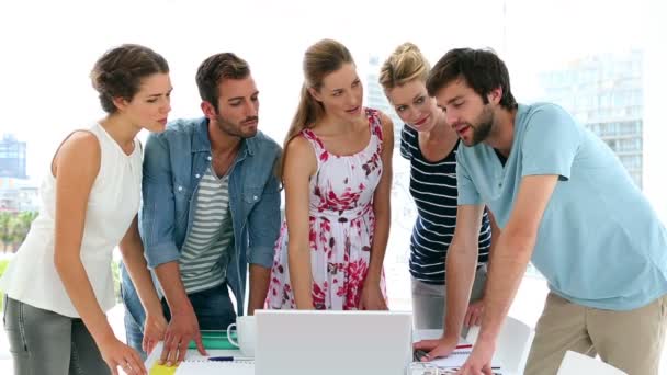 Equipo de diseñadores teniendo una reunión — Vídeos de Stock