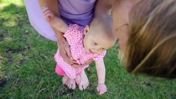 Mother playing with her baby girl in the park — Stock Video
