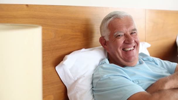 Senior man liggend in bed — Stockvideo